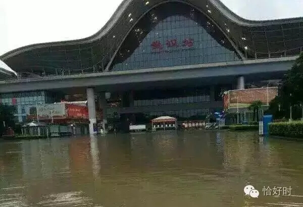 湖北暴雨武漢告急！武漢加油，恰好時與你們同在！